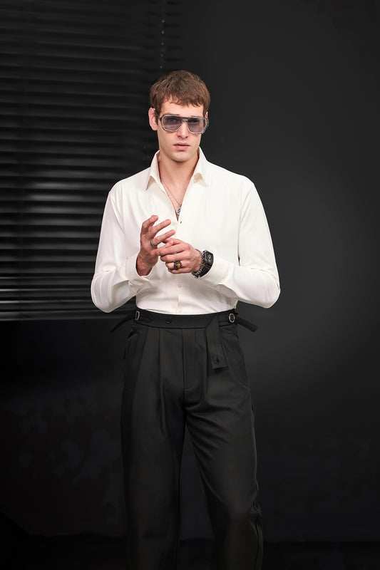 Conjunto de camisa de manga larga Noir Essence + pantalón Wellington con trabillas laterales - Blanco/Negro